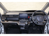 操作性に優れた運転席となります!小物入れや各ボタンの配置にこだわり、使いやすいです!座り心地もよく視認性も良好なのでロングドライブもお任せ下さい!
