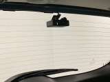 後方にもドライブレコーダーのカメラが付いています。前後両方でお車の周りを監視・記録いたします。