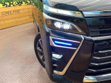 【LEDヘッドライト】悪天候や夜間走行時も良好な視界を確保し安心して運転できる高輝度LEDヘッドライトを装備!点灯速度が早く、消費電力も抑えられています。