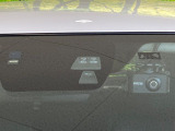 【スマートブレーキサポート】走行中に前方の車両等を認識し、衝突しそうな時は警報とブレーキで衝突回避と被害軽減をアシスト。より安全にドライブをお楽しみいただけます。