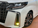 【LEDヘッドライト】悪天候や夜間走行時も良好な視界を確保し安心して運転できる高輝度LEDヘッドライトを装備!点灯速度が早く、消費電力も抑えられています。
