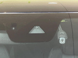 【i-ACTIVESENSE】走行中に前方の車両等を認識し、衝突しそうな時は警報とブレーキで衝突回避と被害軽減をアシスト。より安全にドライブをお楽しみいただけます。