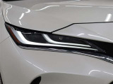 「アダプティブハイビームシステム(AHS)」が装備。LEDの配光範囲を細やかに制御し、先行車や対向車に光が当たる部分だけを自動的に遮光するので、ハイビームでの走行頻度がより向上します。