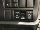 スマートキーや運転席のスイッチで後席両側スライドドアの開閉が可能♪電動だから力を入れてドアを開ける必要が無く、小さなお子様でも簡単に開け閉めでき快適です♪