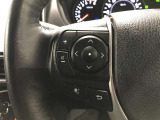 ステアリングスイッチ付きで、運転中に視線を前に向けたまま操作できます。