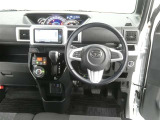 運転席からの視界はこんな感じです☆お気軽にご来店いただき、実際に座って是非お確かめください。ドライバーに寄り添う快適な操作フィールをもたらすステアリングです。