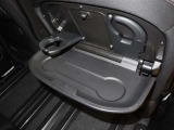助手席シート背面にはカップホルダー付きトレイが付いています。