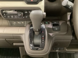 CVT車のセレクトレバーです。低速から高速まで、変速ショックのないスムーズな走りと、エンジン効率のよい領域を維持して燃費にも貢献します。サイドブレーキはスイッチ操作の電子制御パーキングブレーキです。