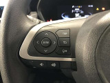 ステアリングスイッチ付きで、運転中に視線を前に向けたまま操作できます。