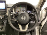 ハンドルにHondaセンシング系のクルーズコントロールやレーンキープアシストなどのスイッチと、オーディオの操作スイッチが装備されています。ハンドルから手を離さず安全に操作できます。