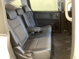2列目シートは背もたれの角度調節ができるベンチシートになっております。長距離運転になってもゆったりとできるようにアームレストがついてます。