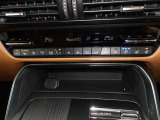 運転中の操作も簡単に出来る、オートエアコンです! 運転席&助手席シーヒーターもついています!