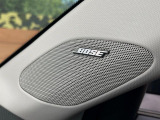 【BOSEサウンドシステム】メーカーオプションの高品位サウンドシステムを搭載。専用のチューニングが施された大小様々なスピーカーから良質なサウンドが奏でられ、臨場感あふれる音響空間を演出します。