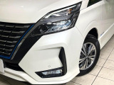 【LEDヘッドライト】悪天候や夜間走行時も良好な視界を確保し安心して運転できる高輝度LEDヘッドライトを装備!点灯速度が早く、消費電力も抑えられています。