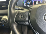 運転中、オーディオの操作をしてて、ハッとしたことはありませんか?ステアリングスイッチは、運転中でもハンドルでオーディオの操作が可能です。安全なドライブをサポートします。