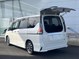 デュアルバックドア。半分のスペースでも荷物の出し入れができます。