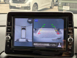 真上から見下ろすような映像で、車庫入れや縦列駐車時に、自車と駐車位置の関係をひと目で確認でき、スムースな駐車をサポート。動く物を検知してお知らせすることで、発進時の安全確認もサポートします。