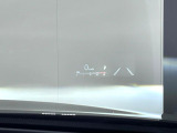 【カラーヘッドアップディスプレイ】現在の速度や走行情報をデジタル表示で運転席前方のガラスに投影!カラー付きで視認性も高く、運転中目線をずらさず必要な情報を確認できるのでとっても便利で安心!