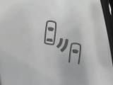 【ブラインドスポットモニター】走行中、ドアミラーの死角になりやすい箇所に後続車が接近するとサイドミラーのレンズに警告を表示!ドライバーに注意喚起をしてくれます。