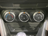 【オートエアコン】一度お好みの温度に設定すれば、車内の温度を検知し風量や温度を自動で調整。暑い&hellip;寒い&hellip;と何度もスイッチ操作をする必要はありません。快適な車内空間には必須の機能ですね♪