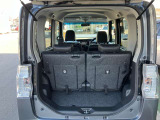 日常の使用に十分な広さの荷室です♪簡単な操作でシートアレンジもできます♪