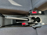 運転席と助手席の間に、ドリンクホルダーと小物入れがあります!