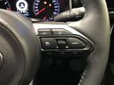 【ステアリングスイッチ】運転中に視線を前に向けたまま画面の操作できます。