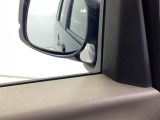 車両横の死角を確認しやすく、駐車や幅寄せ時の安全確認をサポートしてくれる便利な補助ミラーが付いています。