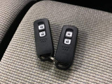 家族やパートナーと個別に持てるため、貸し借りの手間がなくスムーズに乗車できます。また、メインキーを自宅に置いたまま、もう一方をサブとして常に鞄に入れておけるため、持ち出し忘れを防げる点も便利です。