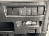 【 両側パワースライドドア 】駐車場で両手に荷物を抱えている時でもボタンを押せば自動で開いてくれますので、ご家族でのお買い物にもとっても便利な人気装備♪