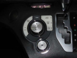 【オートエアコン】一度お好みの温度に設定すれば、車内の温度を検知し風量や温度を自動で調整してくれます。