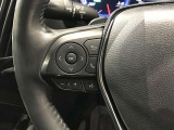 ステアリングスイッチ付きで、運転中に視線を前に向けたまま操作できます。