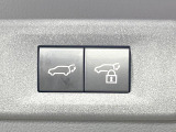 【パワーバックドア】スマートキーや運転席のボタンを押すだけでリアゲートが自動で開閉します!荷物を持っている時や、高い位置にあるバックドアを閉める際に便利な機能です♪