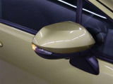 サイドターンランプ付きドアミラー。車両のドレスアップと右左折時の被視認性を兼ね備えたお洒落なミラーです。