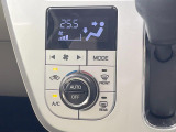 【オートエアコン】一度お好みの温度に設定すれば、車内の温度を検知し風量や温度を自動で調整。暑い&hellip;寒い&hellip;と何度もスイッチ操作をする必要はありません。快適な車内空間には必須の機能ですね♪