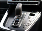 『1台』のお車に対して、3名体制で日々議論を重ね仕入れを行っております。