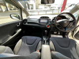 インパネ廻りの写真です。フロアーCVTですので、運転がしやすいです。純正メモリーナビ付きですので、ドライブやご旅行にとても便利です。