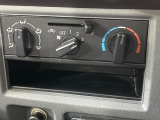 寒い冬も暑い夏も全席に快適な空調を届けてくれる、ダイヤル式エアコンを装備♪