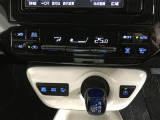 左右独立温度コントロールフルオートエアコンです。運転席、助手席それぞれで独立して温度設定ができます。冷え性の方が乗っても安心ですね♪