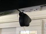後方にもドライブレコーダーのカメラが付いています。前後両方でお車の周りを監視・記録いたします。