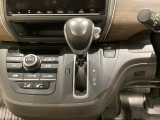 CVT車のセレクトレバーです。低速から高速まで、変速ショックのないスムーズな走りを実現するとともに、エンジン効率のよい領域を維持することで燃費にも貢献します。
