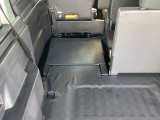 リアシートを倒すことで、より広くフラットな荷室が確保できます。荷物の積み降ろしがしやすく、さまざまな用途に対応できます。