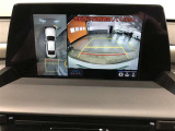 パノラミックビューモニター付きです。車両を上から見たような映像をディスプレイオーディオ画面に表示。運転席からの目視だけでは見にくい、車両周辺の状況をリアルタイムでしっかり確認できます。
