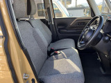 フロントシートはベンチシートです。インパネシフトで足元は広々。運転席と助手席はウォークスルーできます。