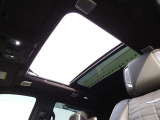 開閉式サンルーフが装備されております。