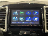 スズキ純正7インチナビ(CN-R302Z)装備。