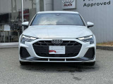 シングルフレームグリルはAudiの象徴的なデザイン要素であり、一目でAudiとわかるスタイル、大きくて迫力のある形状が車のスポーティな印象を強調しており、魅力的なデザインとなっています。