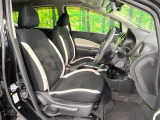 運転席まわりには十分なスペースがあり、大柄な方でもゆったり運転していただける環境です。