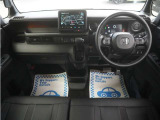 運転にかかわる様々な操作を安全に行えるように視点移動が少なく、操作性に配慮されたスイッチ類が凝縮されたコクピットです。