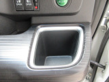 運転席側の手の届きやすい位置にもドリンクホルダーが付いています。